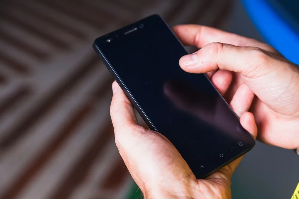 Hands holding a Samsung phone and testing the touchscreen