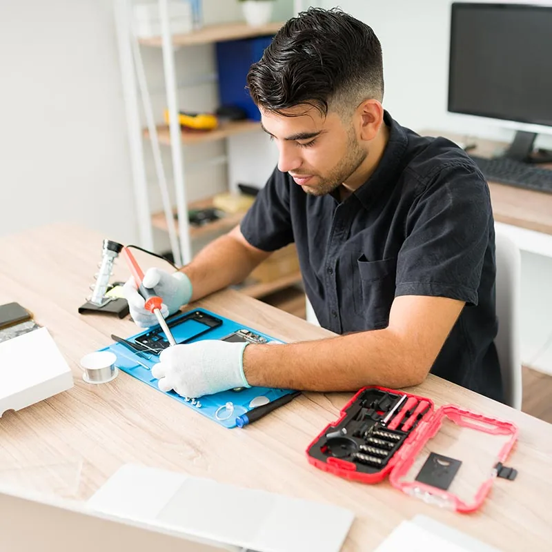 URPhone Store technician diagnosing a slow computer in Orlando
